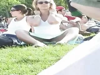 Cô gái tóc vàng trong giày lớn trong phim set nhat moi nhat quần lót