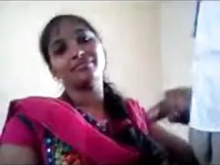 Cô gái tóc vàng với cát và găng tay clip sec nhat